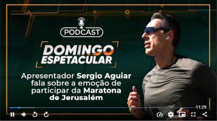 Homem com raquete de tênis na mãoDescrição gerada automaticamente