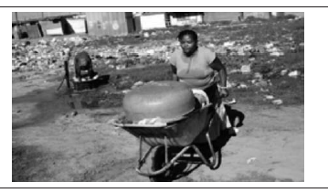 
Nomvisiswano lavando su ropa
en la periferia del asentamiento de Marikana en Phillipi
