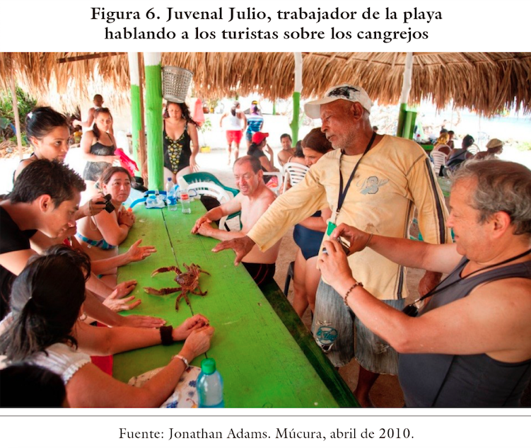 Juvenal Julio, trabajador de la playa hablando a los turistas sobre los cangrejos
