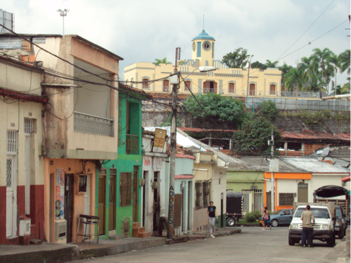 Estación del ferrocarril desde el Barrio Olaya Herrera