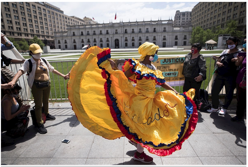 Baile frente a La Moneda para pedir justicia por asesinato de su hijo