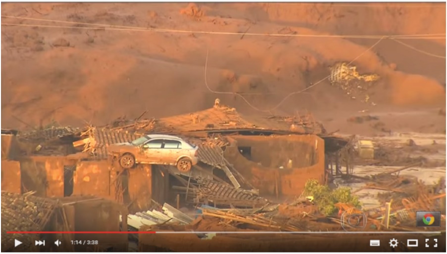 Imagem da destruição com um carro sobre um telhado